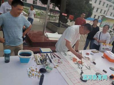 藝術(shù)家?guī)煷笕A親臨郾城區(qū)商橋鎮(zhèn)第二中心小學(xué)現(xiàn)場(chǎng)作畫,師生共同感受藝術(shù)之美